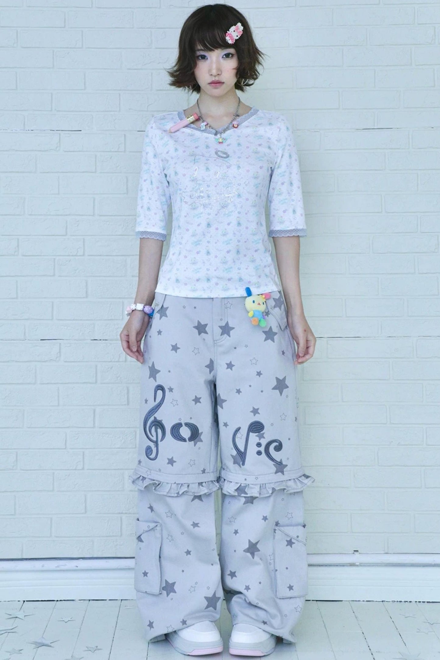 Kindlich wirkende florale Glitzerbluse