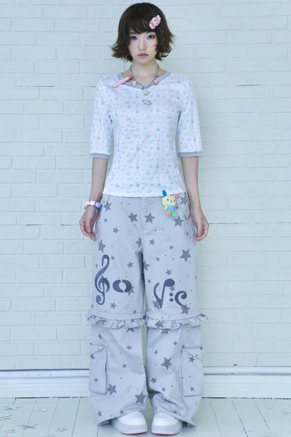 Kindlich wirkende florale Glitzerbluse