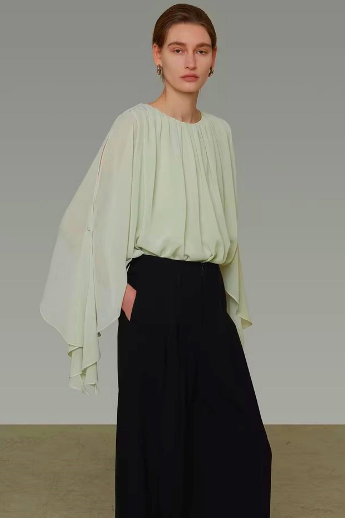 Rundhalsbluse mit Flatterärmeln