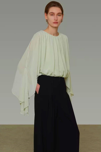 Rundhalsbluse mit Flatterärmeln