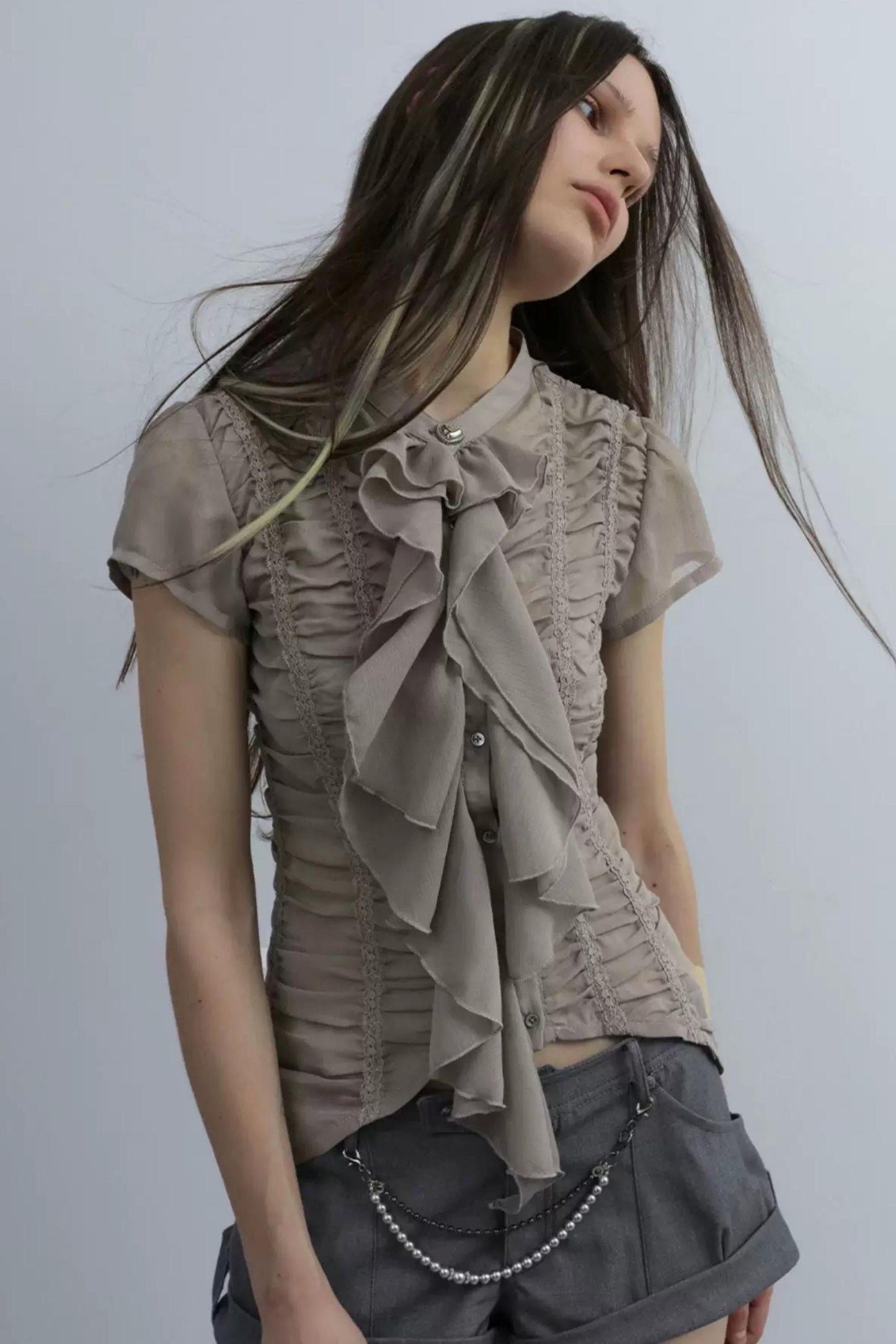 Blusa vittoriana fatta a mano in velo leggero