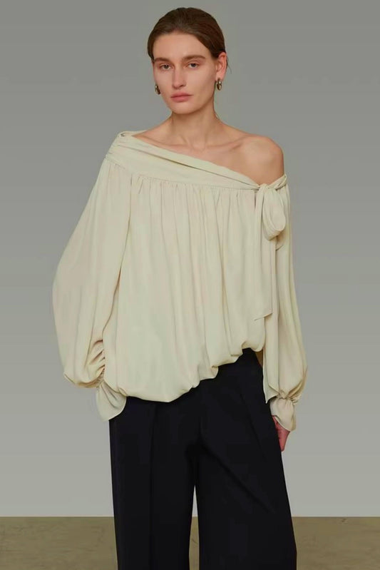 Blusa con spalle scoperte e lacci