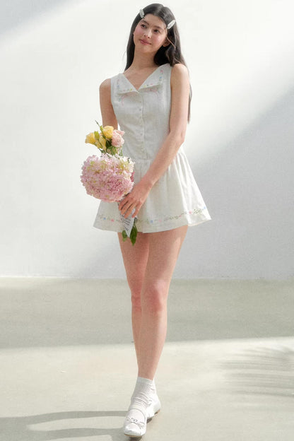 Weißes, elegantes Kleid mit Taillenband