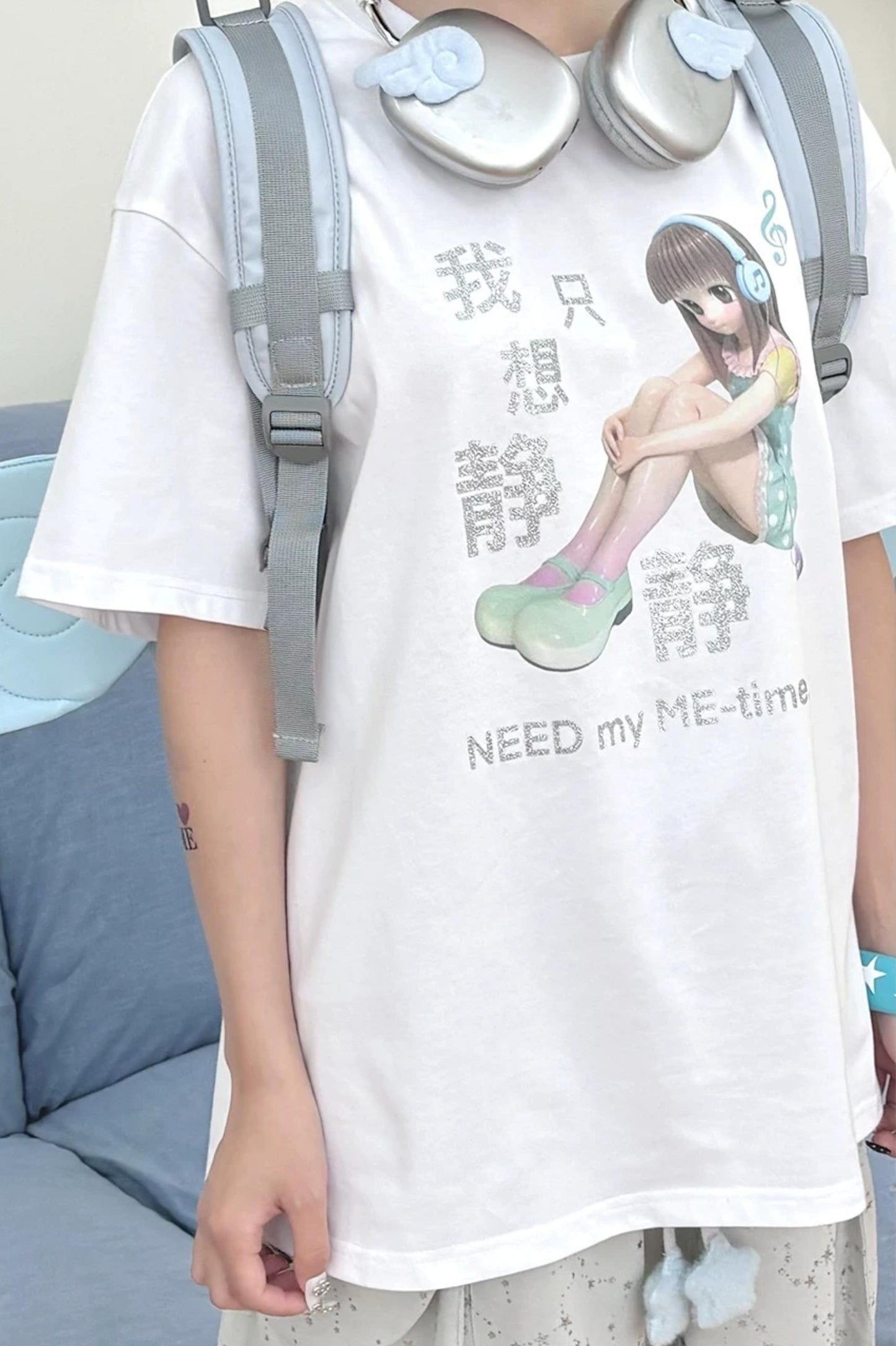 Weißes T-Shirt mit Glitzer-Schrift