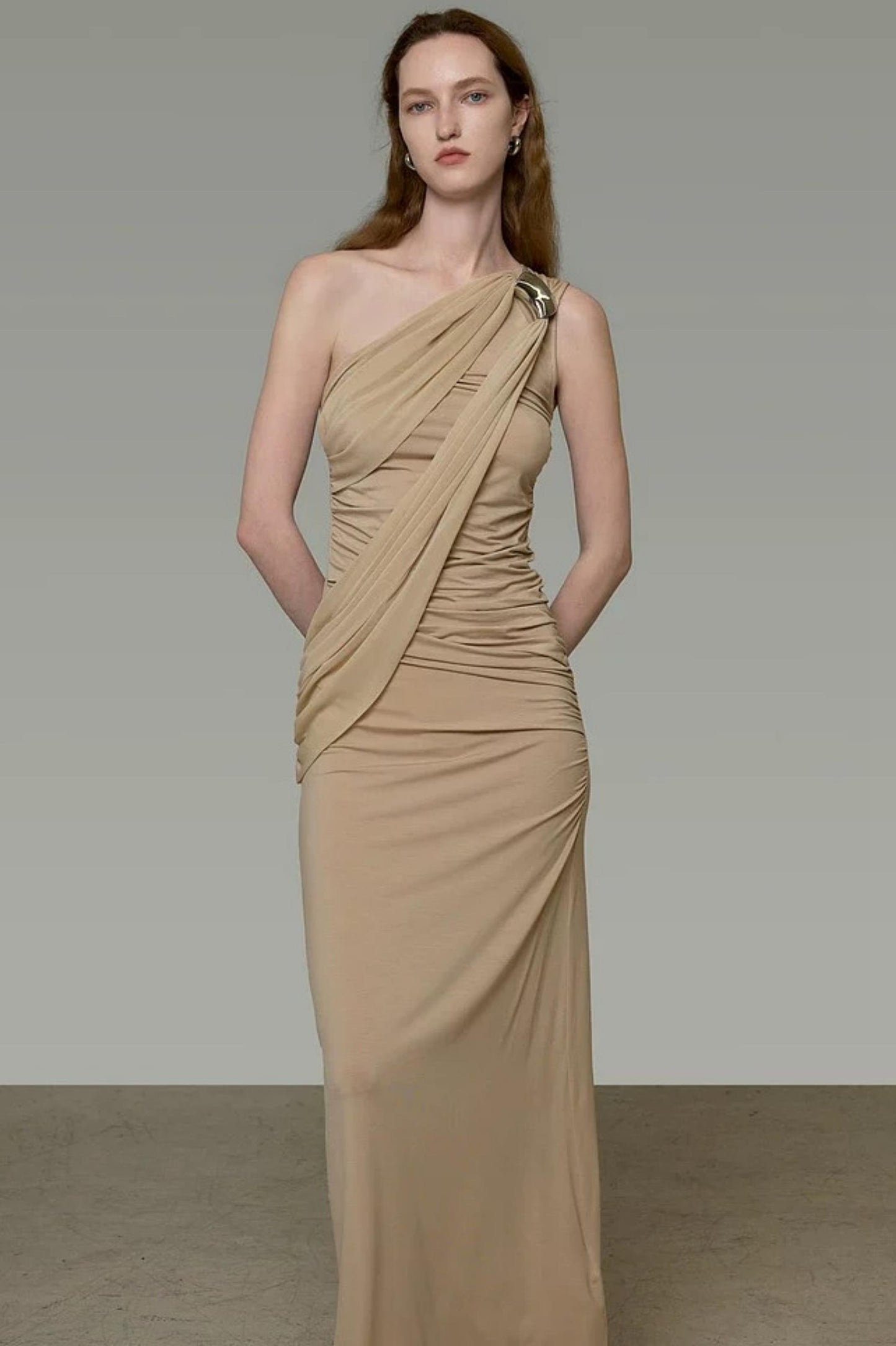 Schulterfreies Kleid mit Schleife