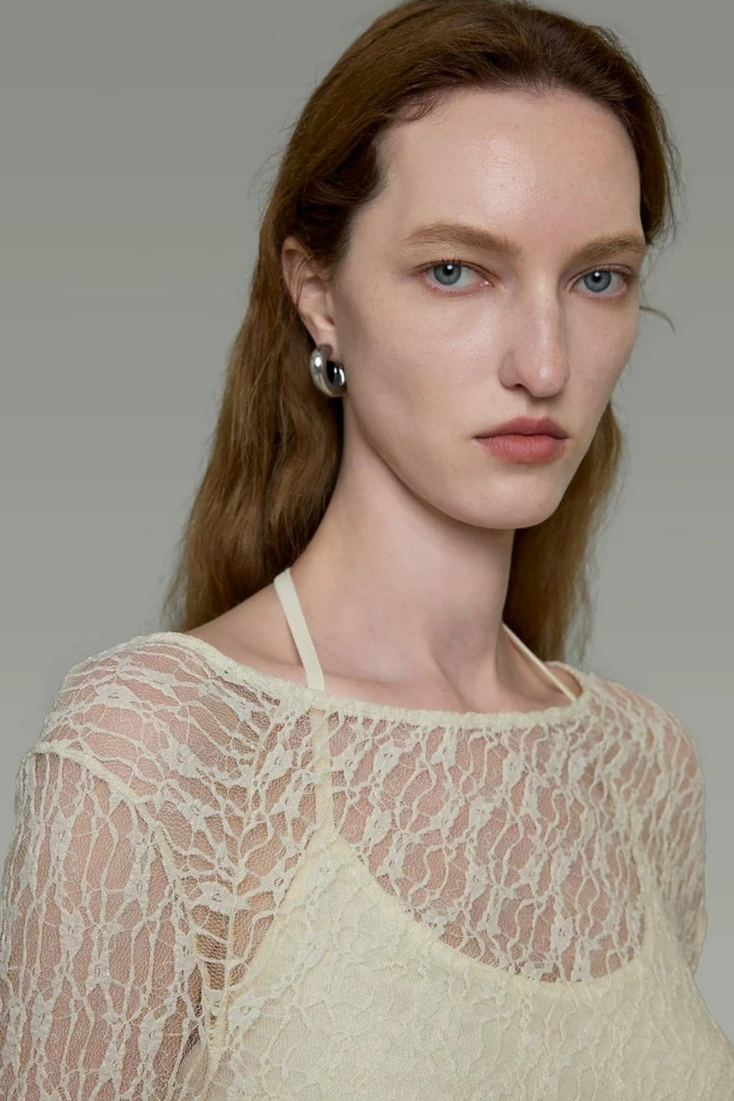 Blusa elegante in pizzo con spalline