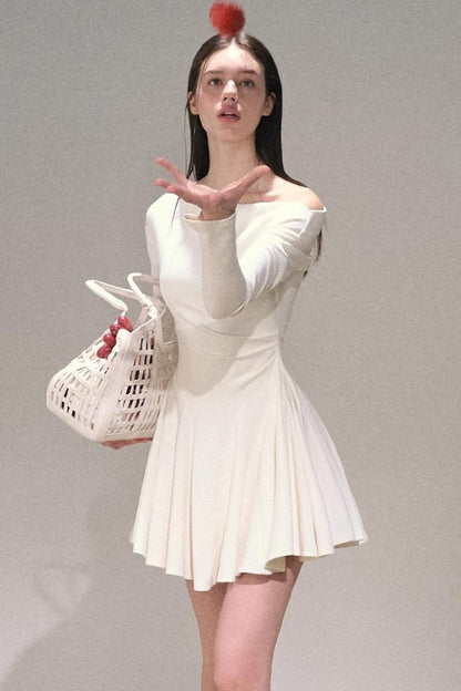 슬랜티드 숄더 자수 허리 드레스
