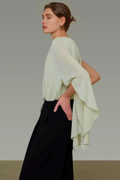 Rundhalsbluse mit Flatterärmeln