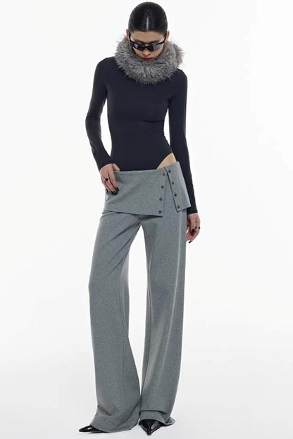 Strickhose mit Schlitz, die die Hüfte bedeckt