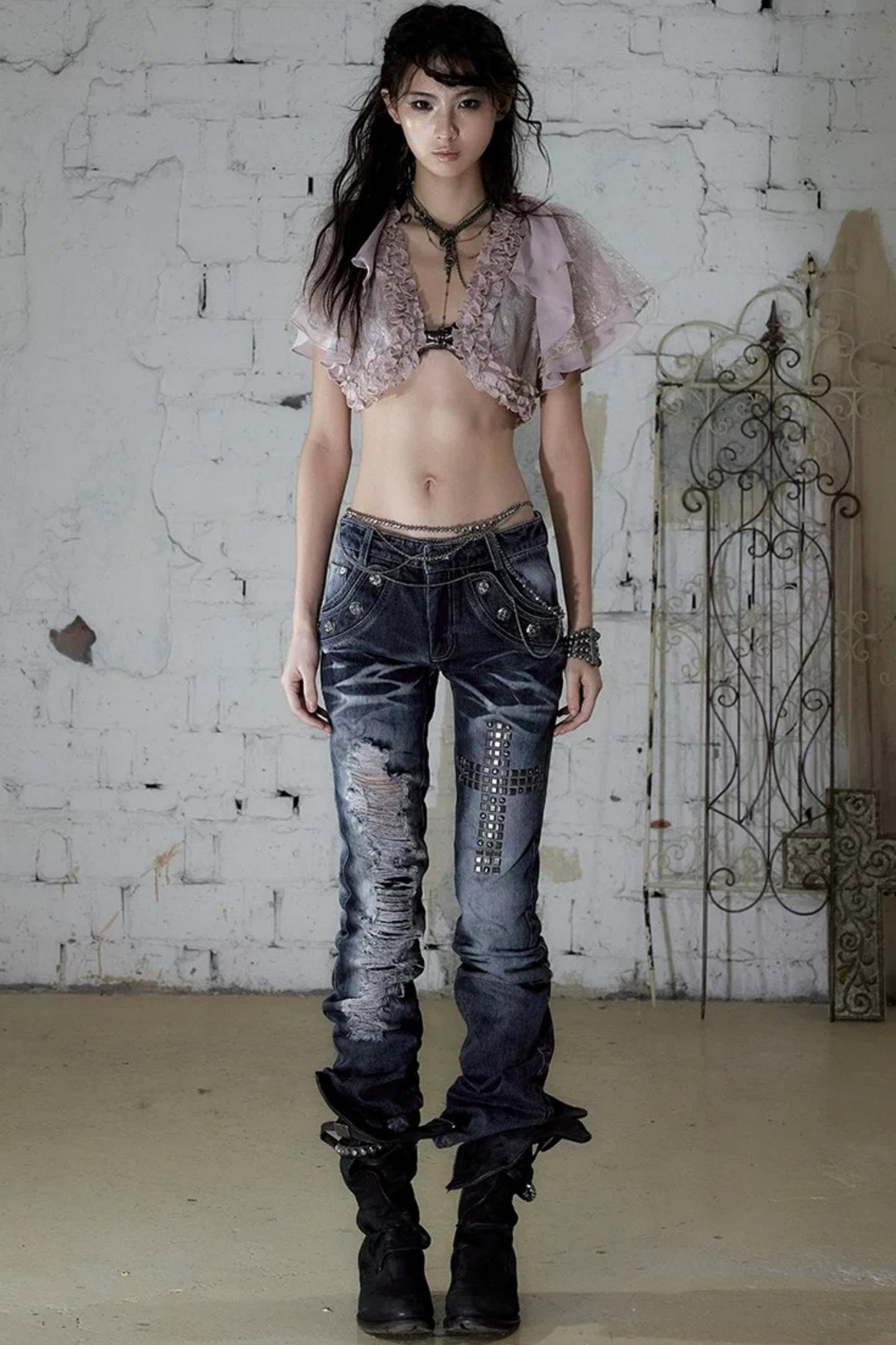Jeanshose in Used-Optik mit Strasssteinen