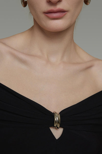 Pullover mit V-Ausschnitt und Metallring