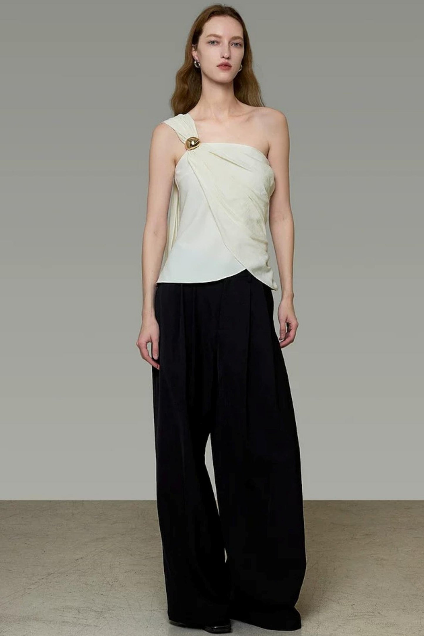 Asymmetrische Weste mit Metallschnalle
