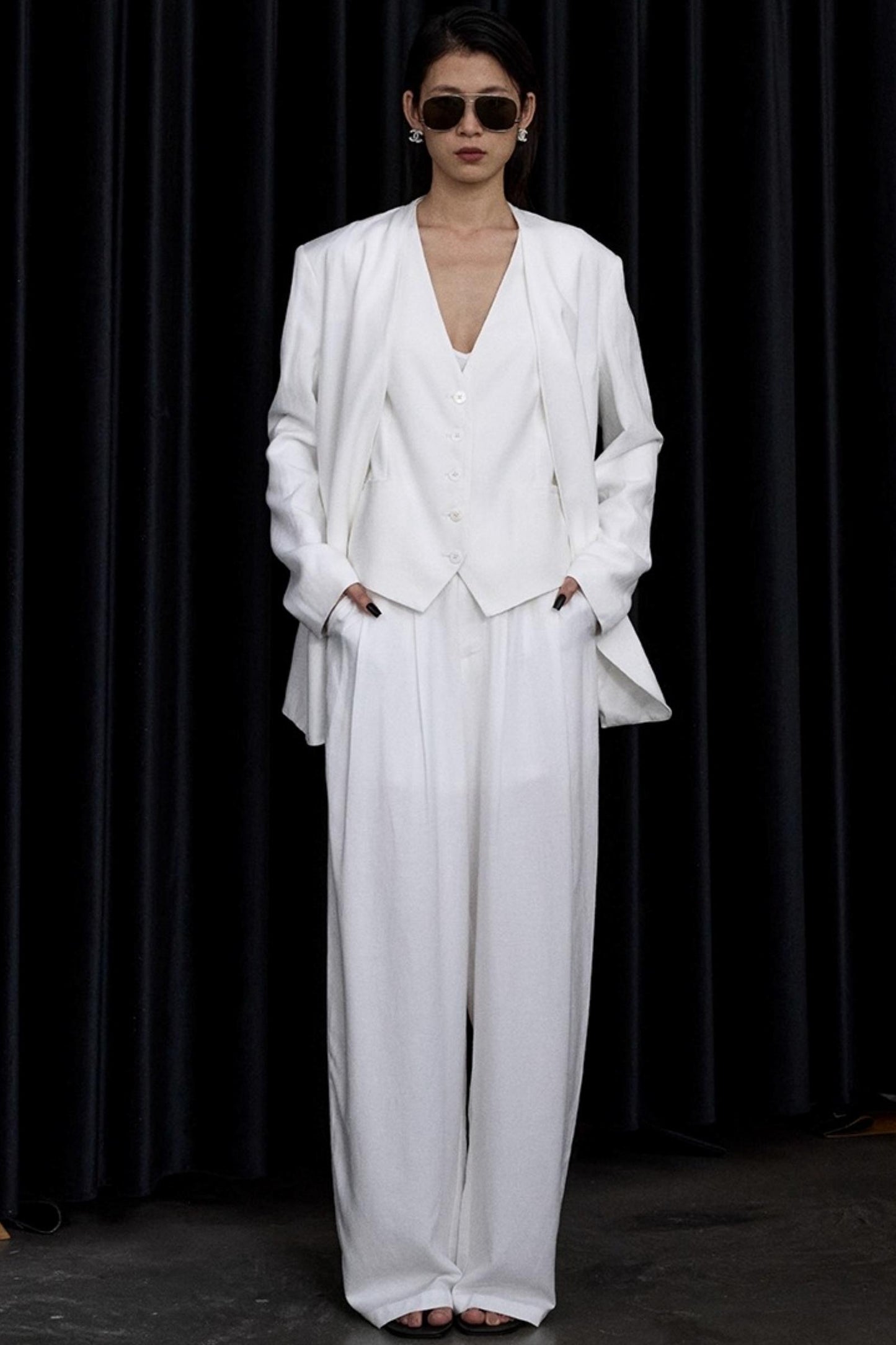 White Collarless V-Neck Loose Suit Set-Up