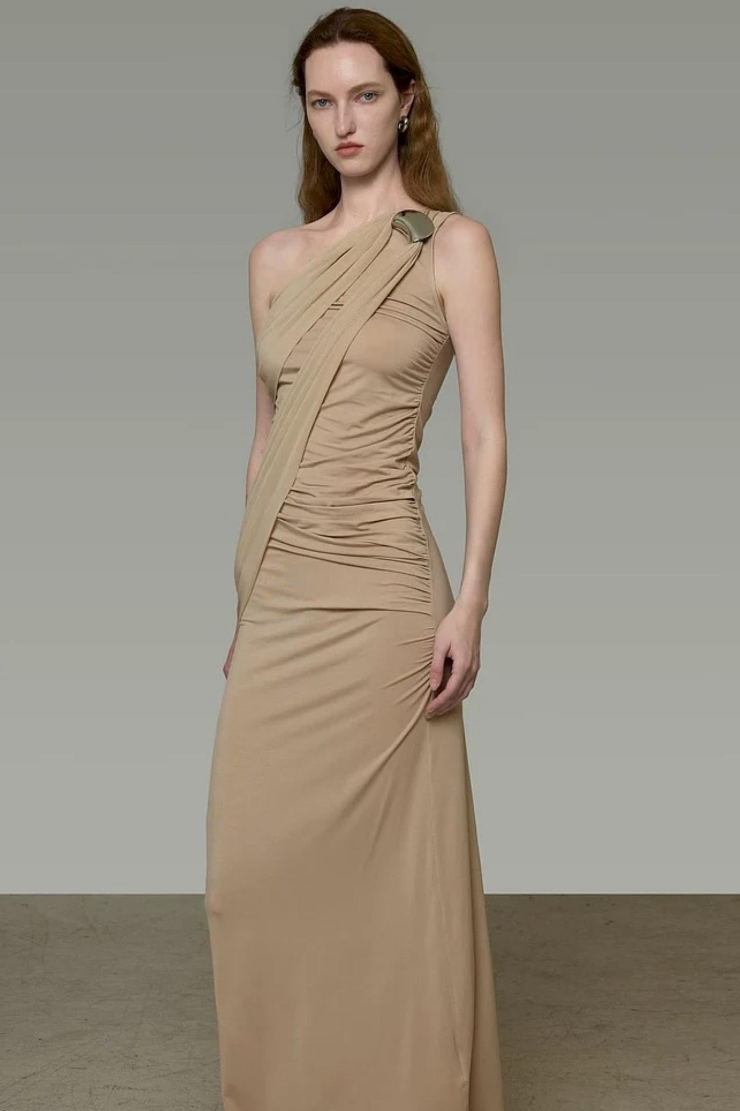 Schulterfreies Kleid mit Schleife