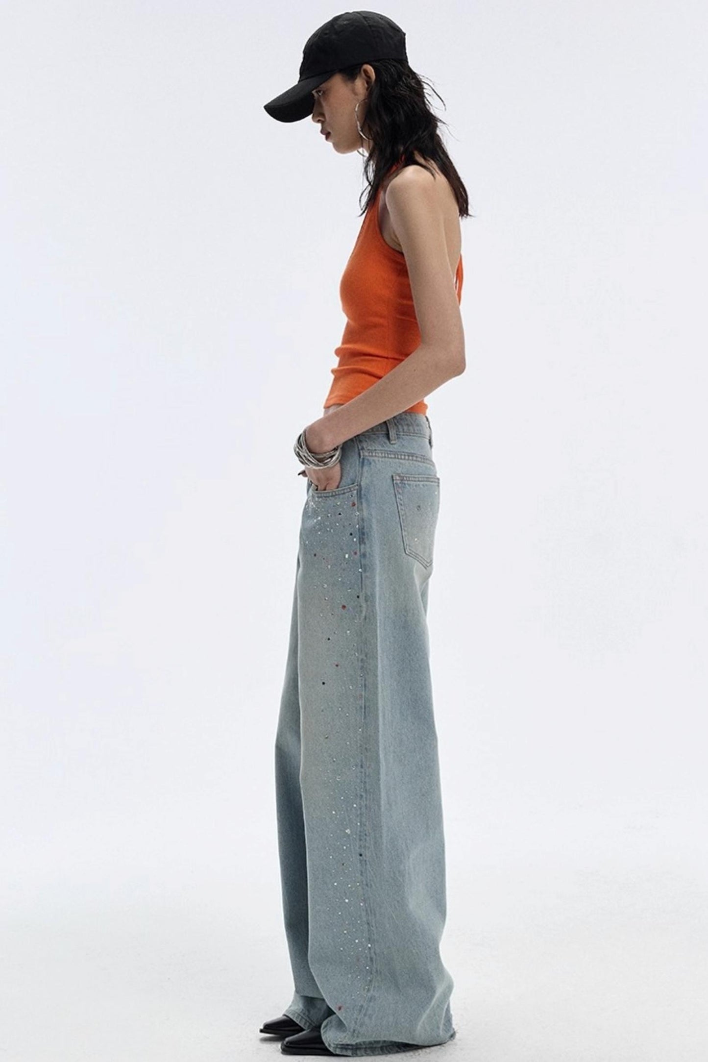Blaue Jeans mit Edelsteinen und Diamanten