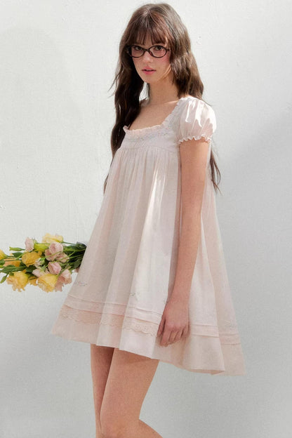 Quadratisches, besticktes Puppenkleid