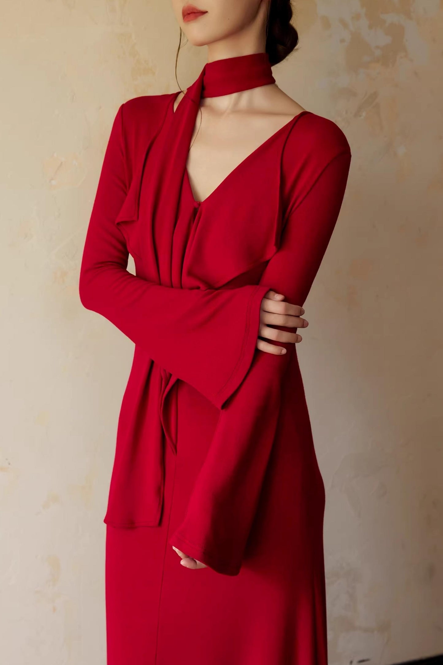 Rot gestricktes Kleid mit Band