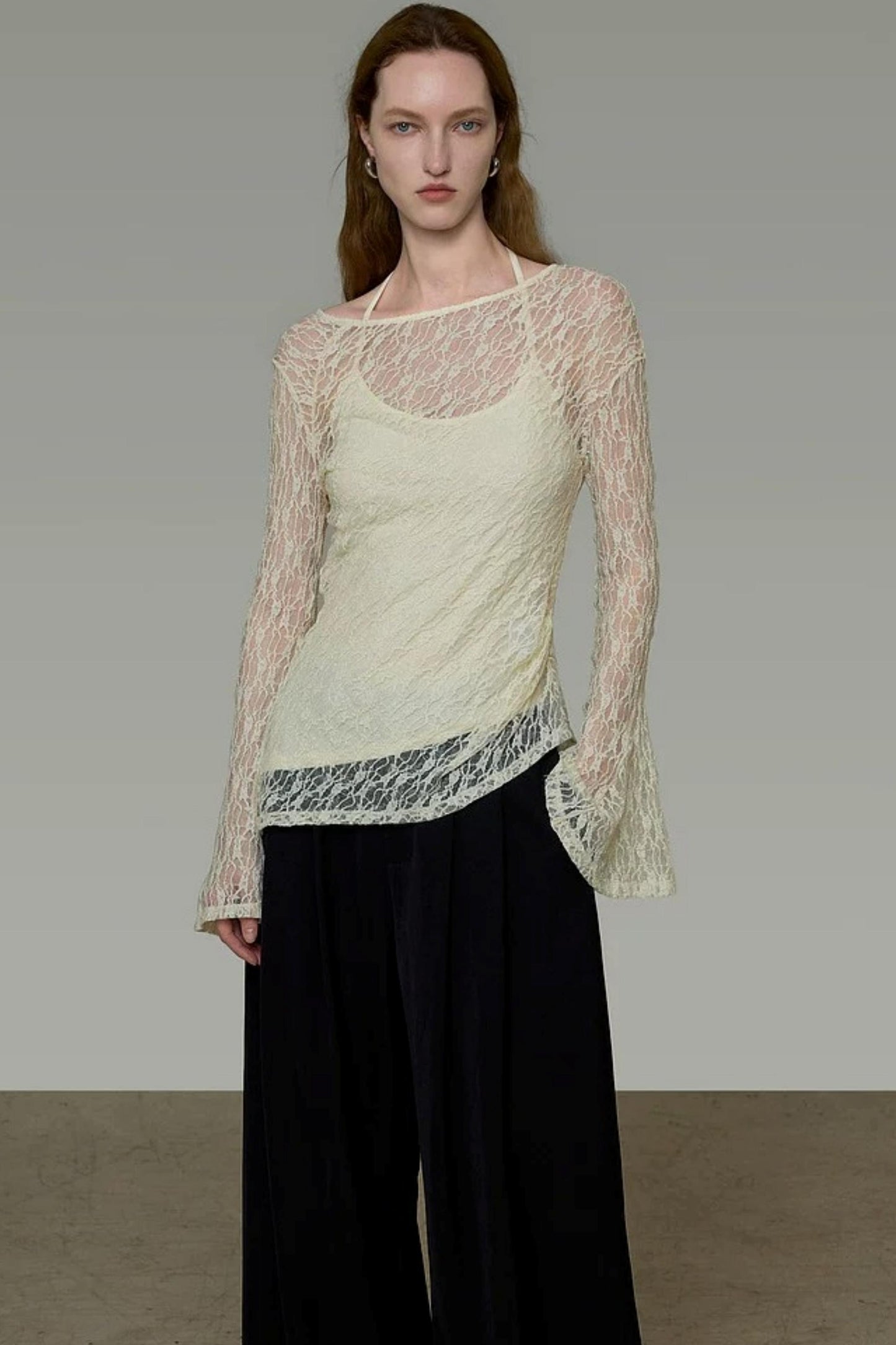 Blusa elegante in pizzo con spalline