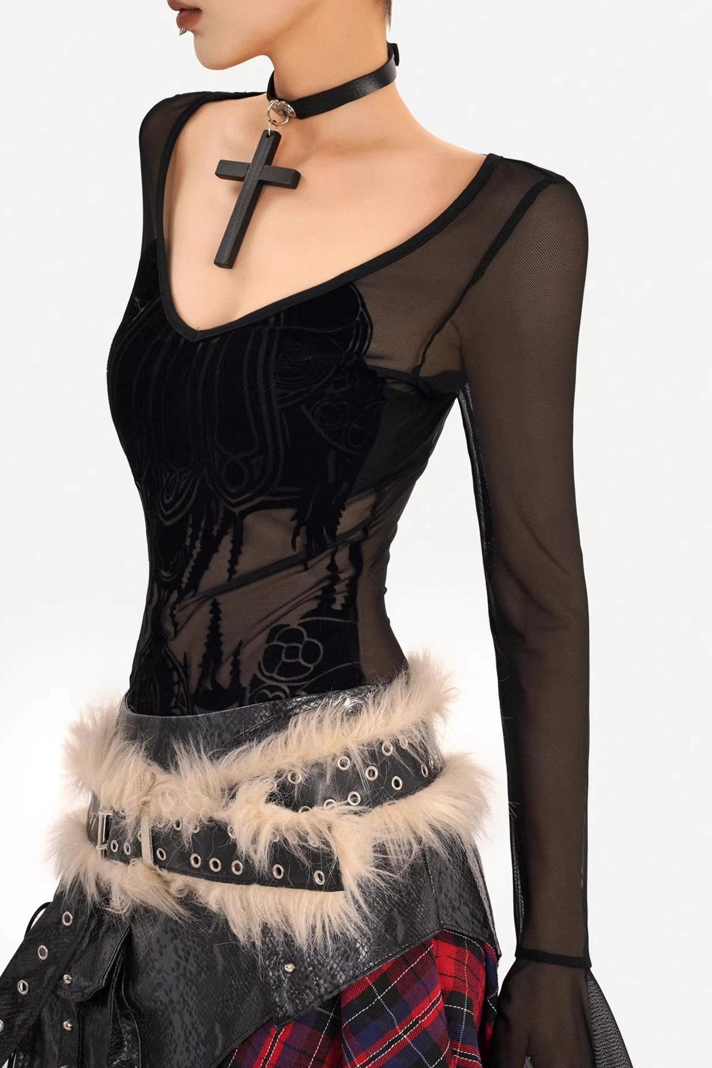 Ausgestelltes Samt-Mesh-Top