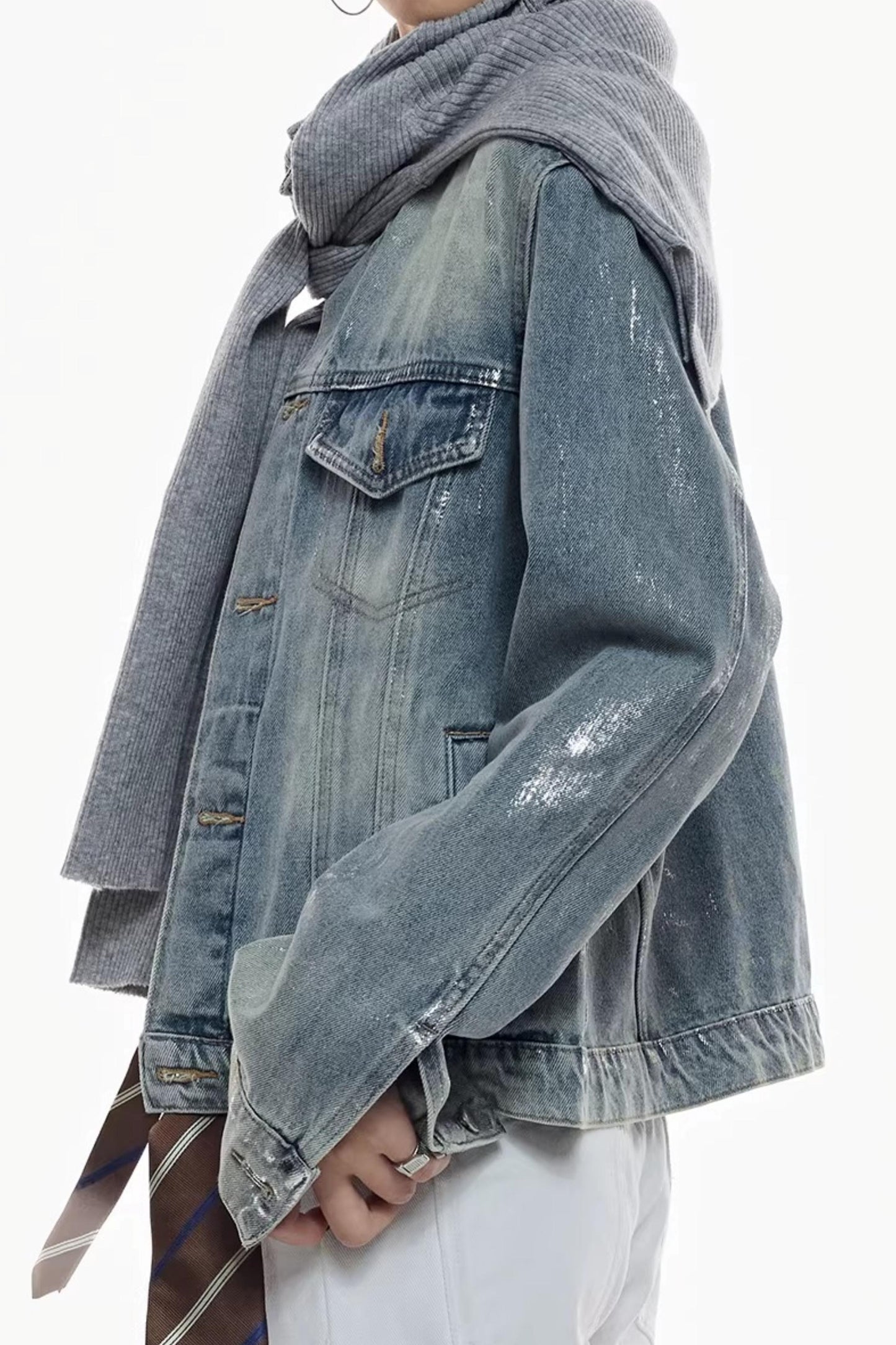 Handgefertigte Jeansjacke mit Silberverzierung