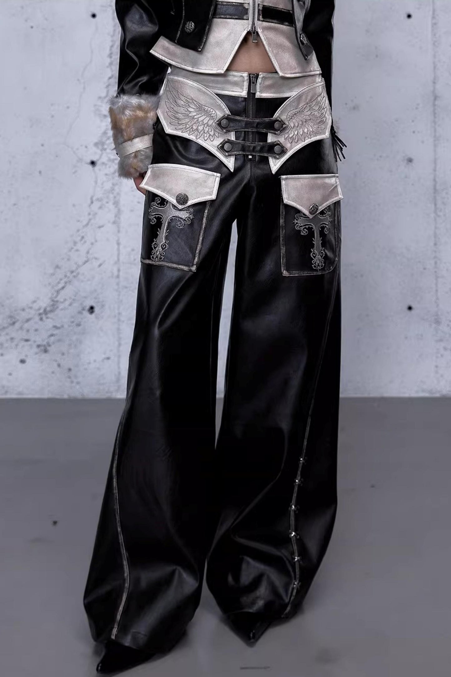 Punk-Lederhose mit Stickerei