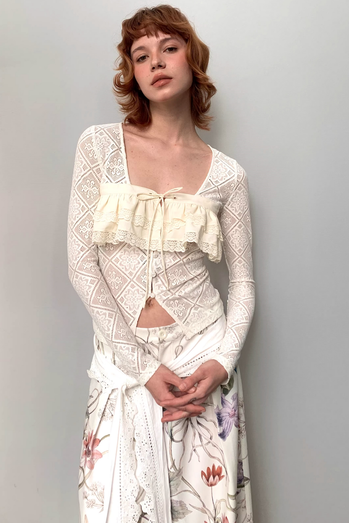 Beige, transparent Strickjacke mit Spitze
