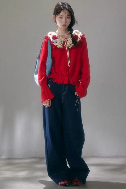 Gehäkelte Strickjacke mit floraler Kamelie