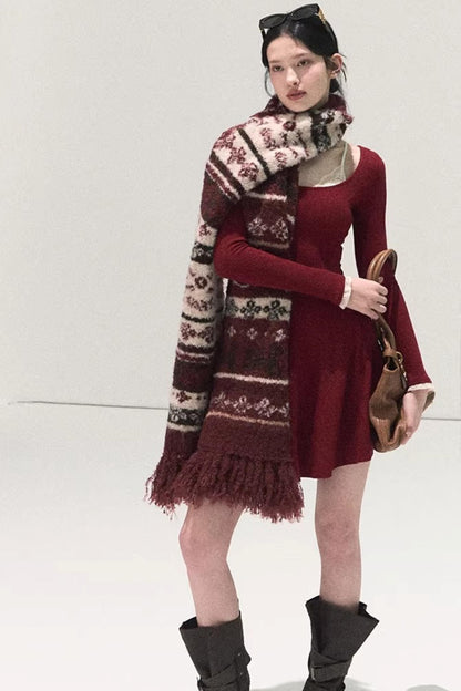 Gestreiftes Kleid mit Ballettkragen