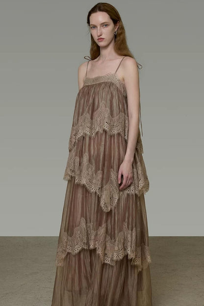 Französisches langes Kleid mit Spitzeneinsätzen
