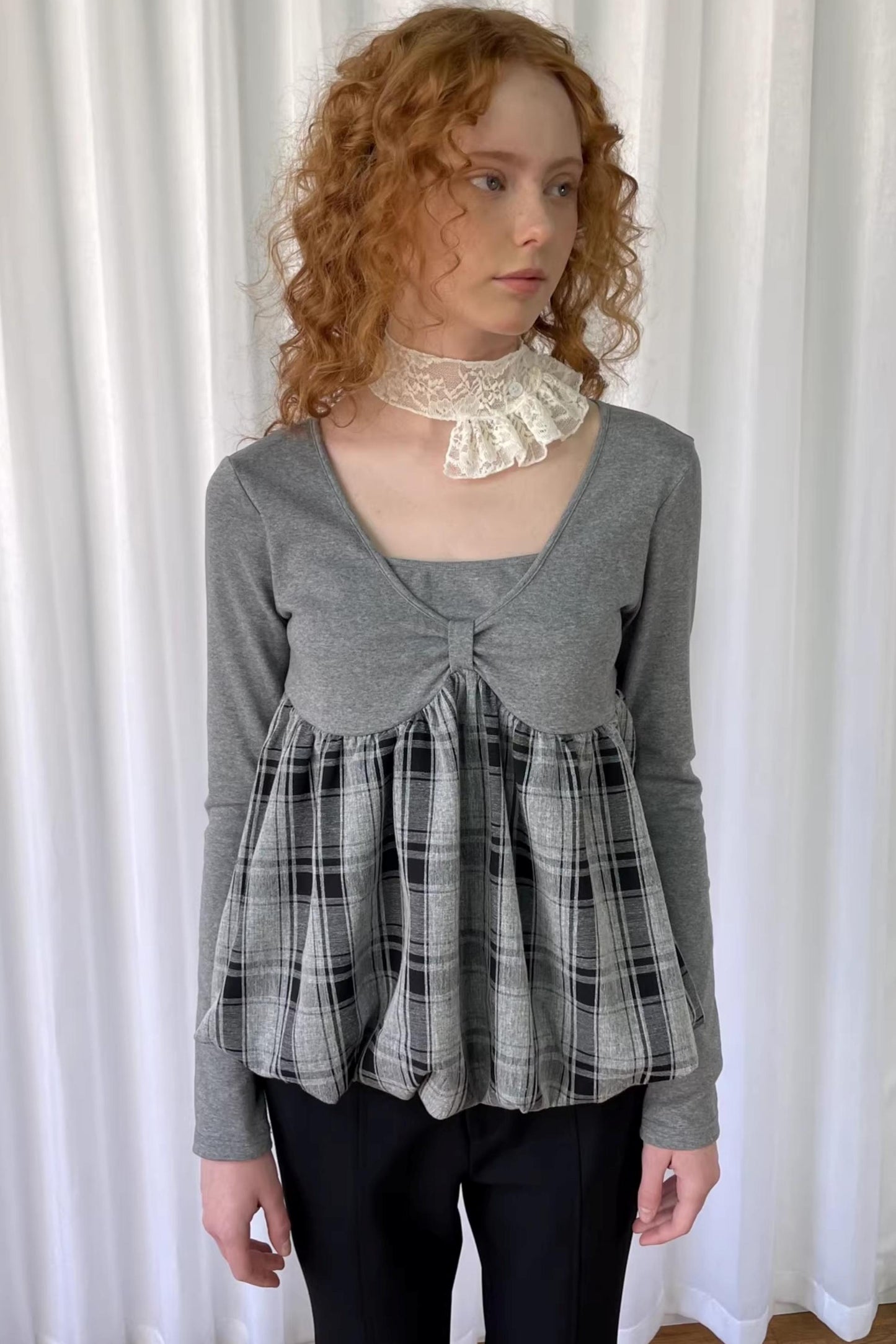 Graues Strickoberteil mit Karomuster
