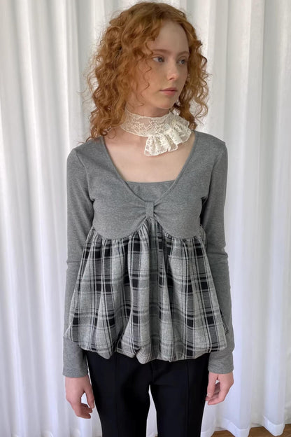 Graues Strickoberteil mit Karomuster