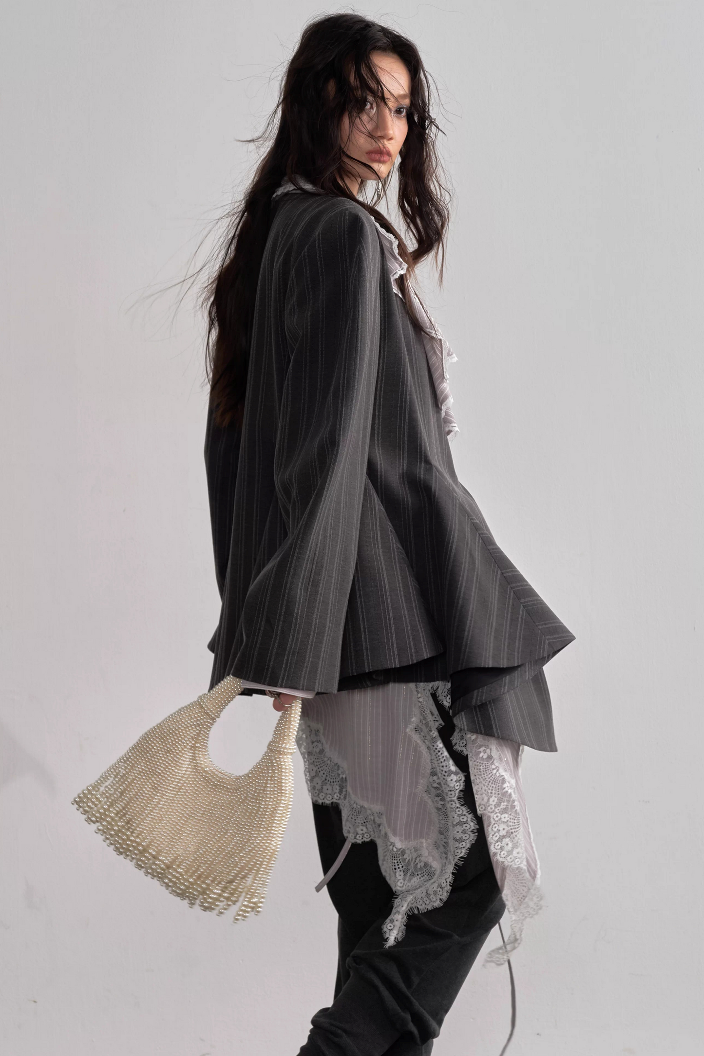 Grau asymmetrischer gestreifter Blazer