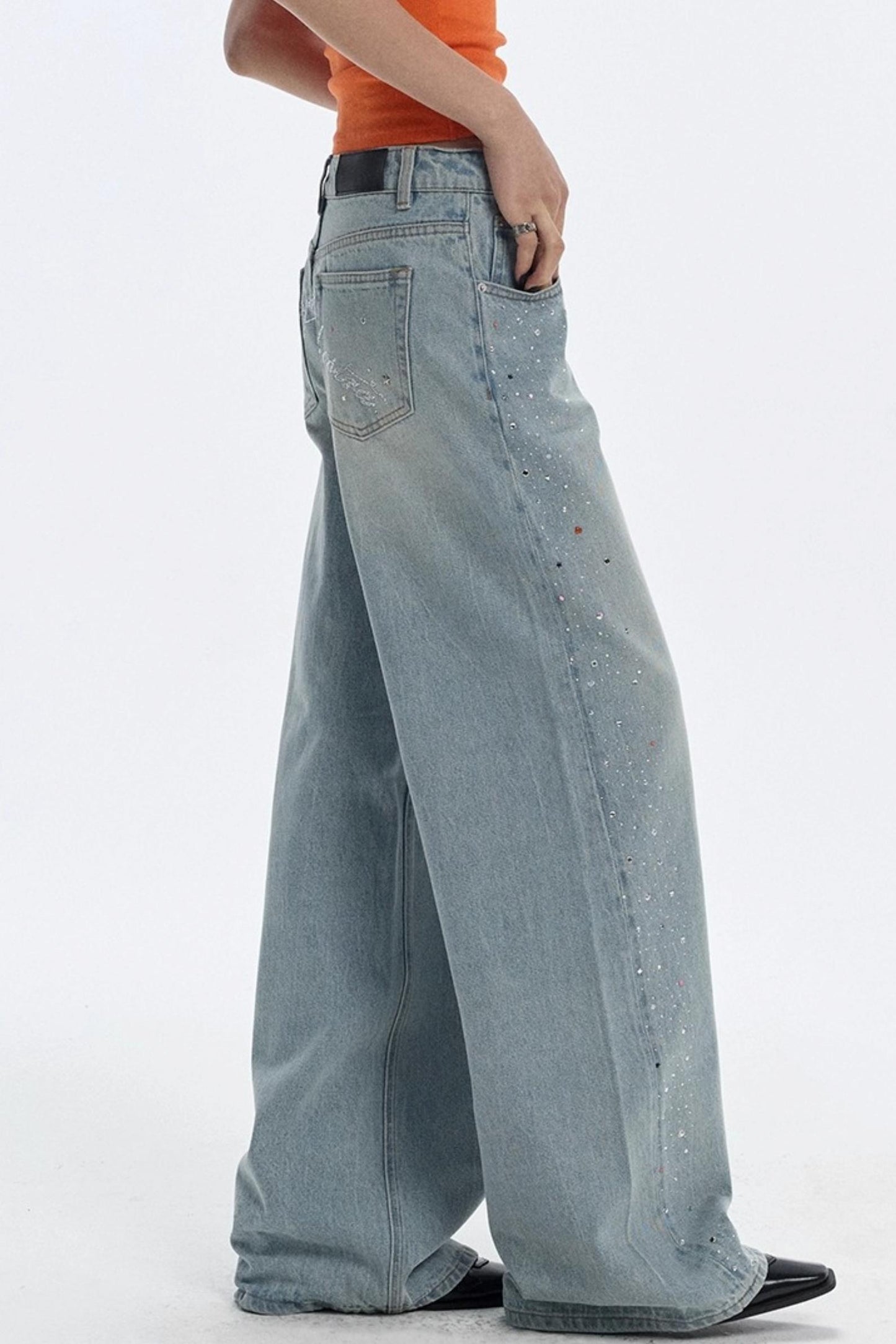 Blaue Jeans mit Edelsteinen und Diamanten