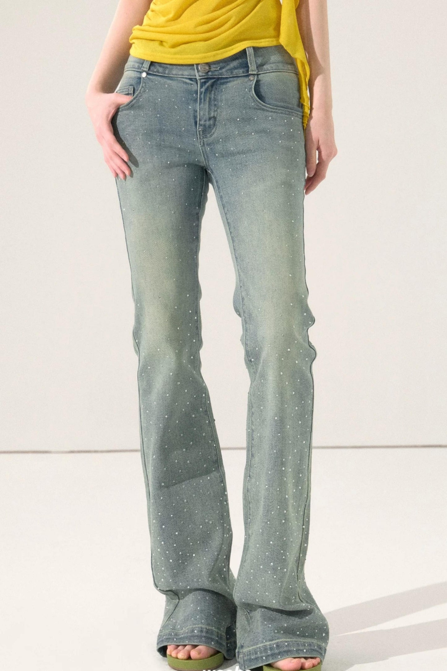 Ausgestellte Denimhose mit Strass