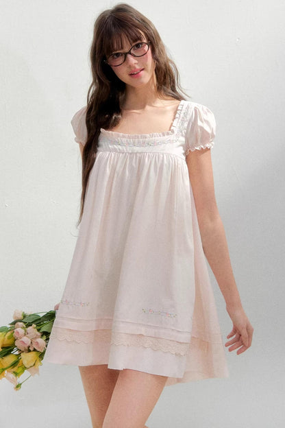 Quadratisches, besticktes Puppenkleid