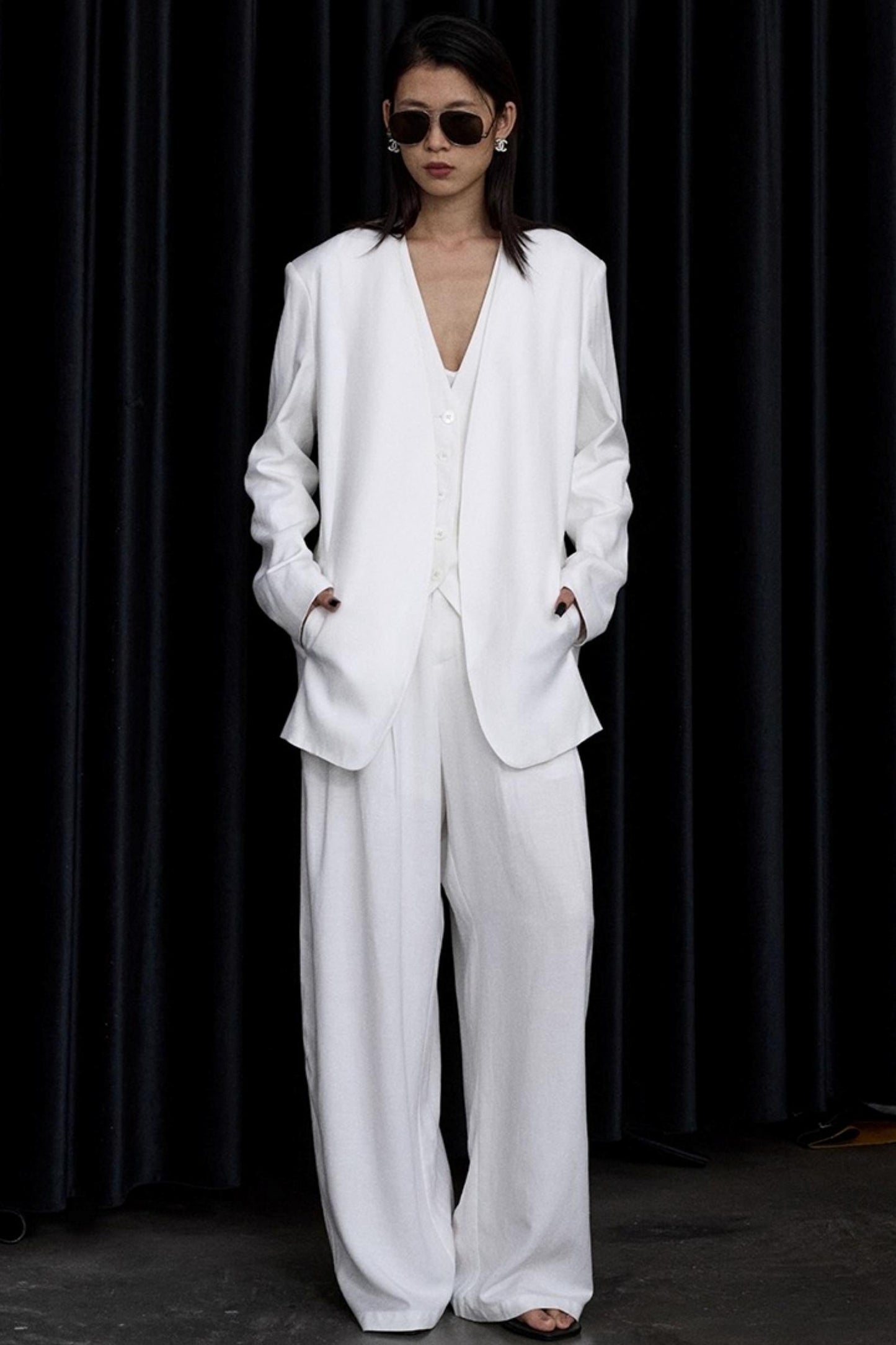 White Collarless V-Neck Loose Suit Set-Up