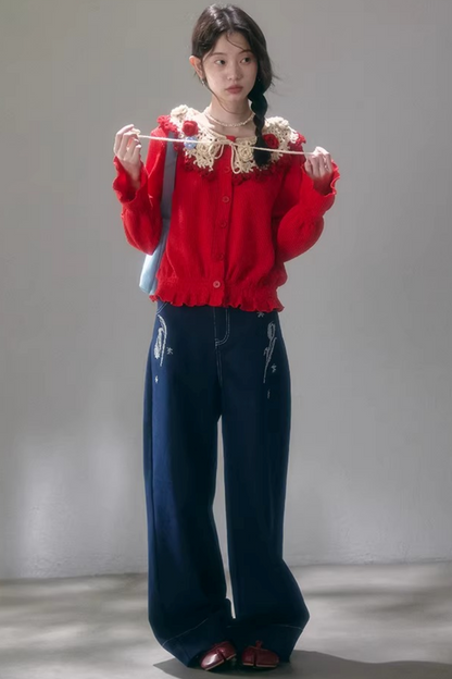 Gehäkelte Strickjacke mit floraler Kamelie