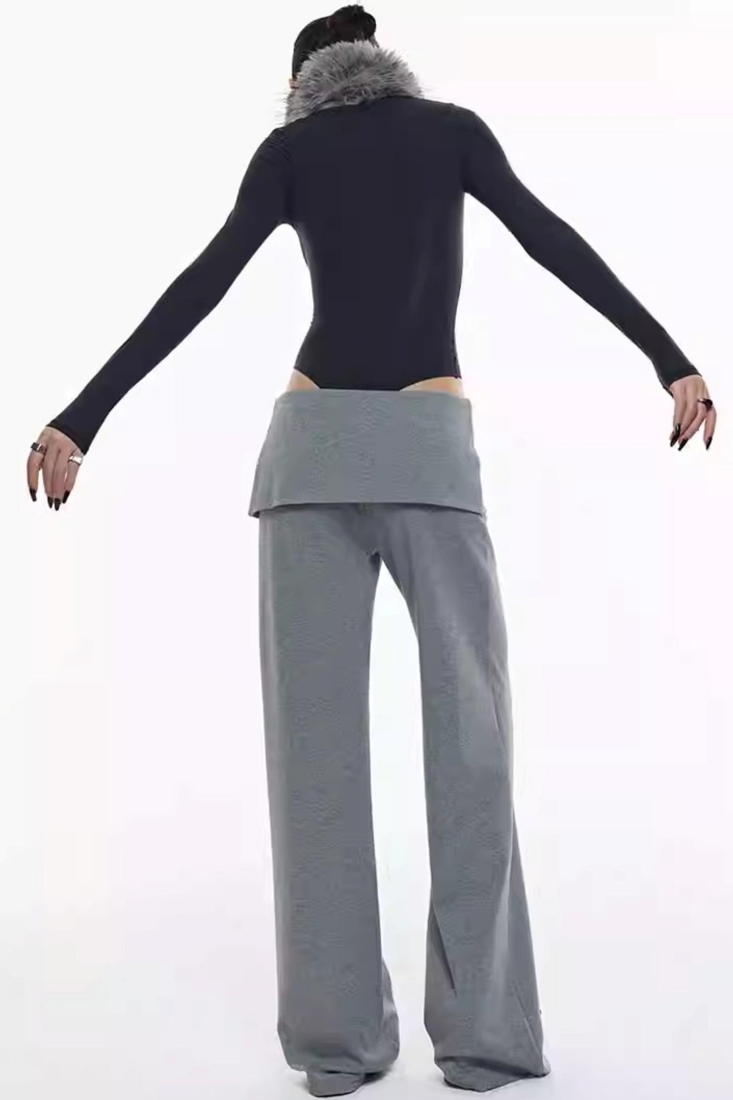 Strickhose mit Schlitz, die die Hüfte bedeckt