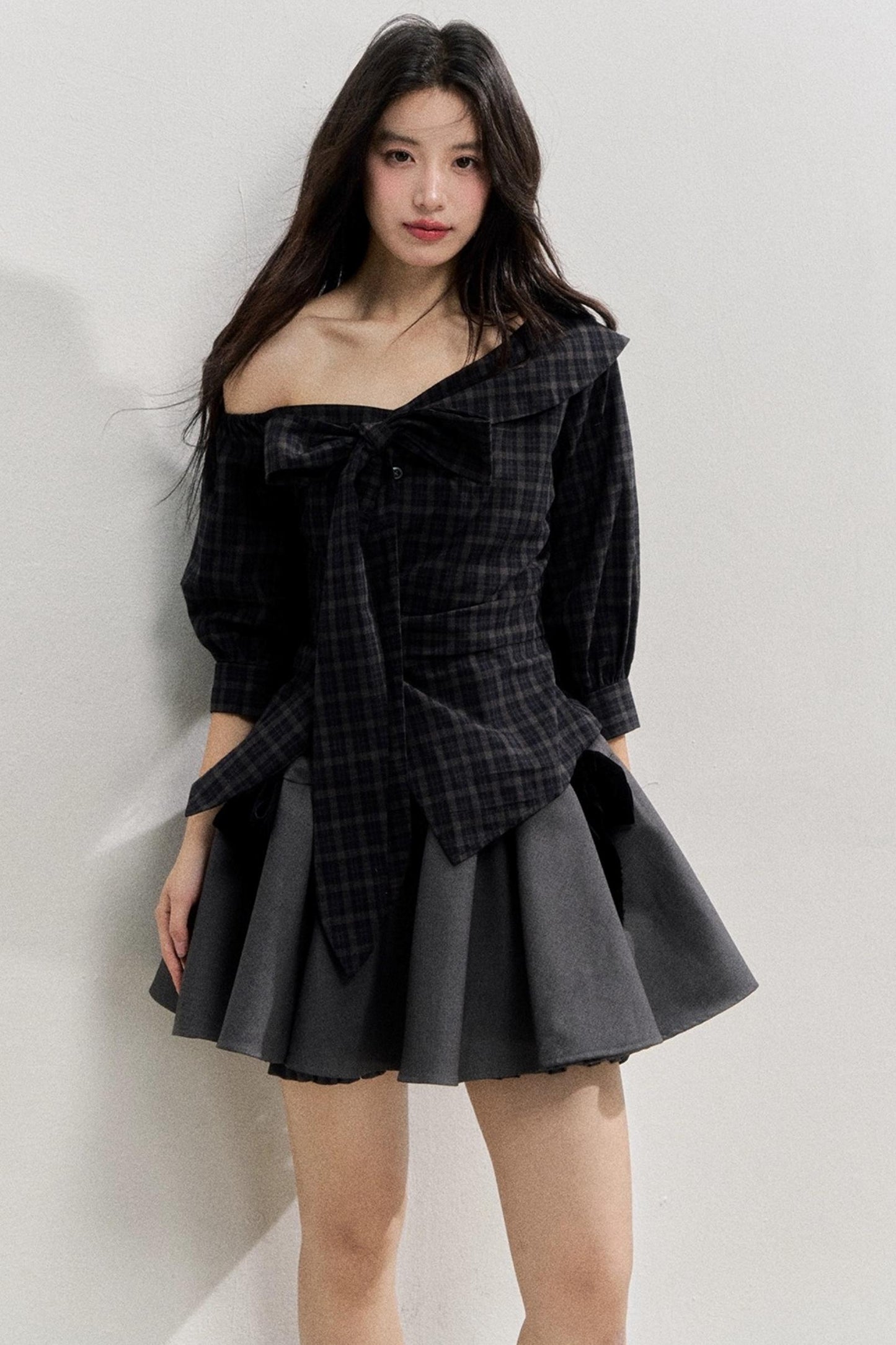 Kariertes One-Shoulder-Taillen-Shirt mit Schleife