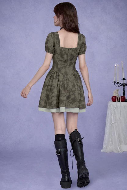 Dunkelmoosfarbenes figurformendes Kleid