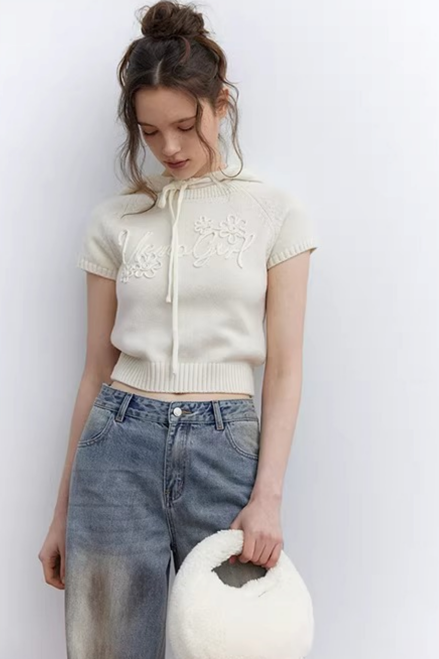 Weißer Buchstaben-Kapuzenstrickpullover