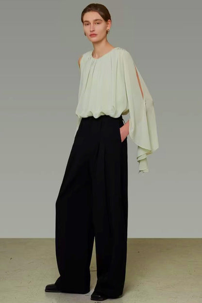 Rundhalsbluse mit Flatterärmeln