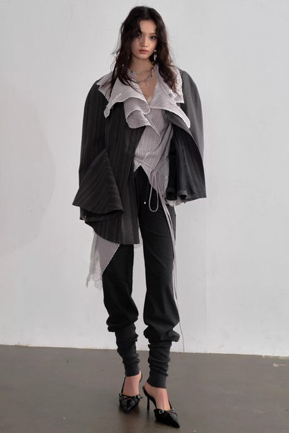 Grau asymmetrischer gestreifter Blazer
