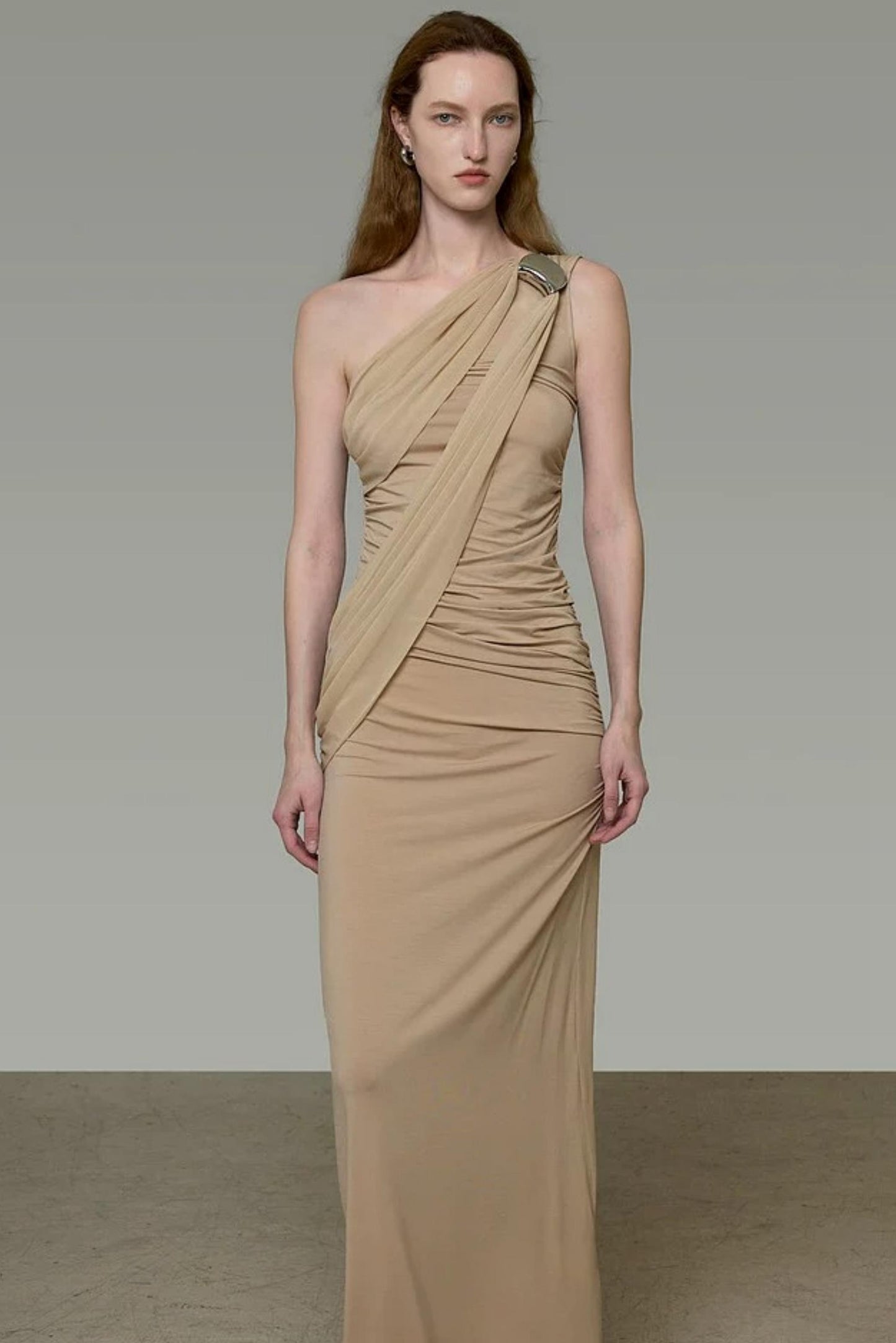 Schulterfreies Kleid mit Schleife