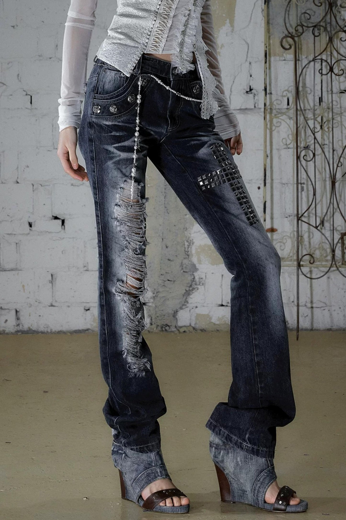 Jeanshose in Used-Optik mit Strasssteinen