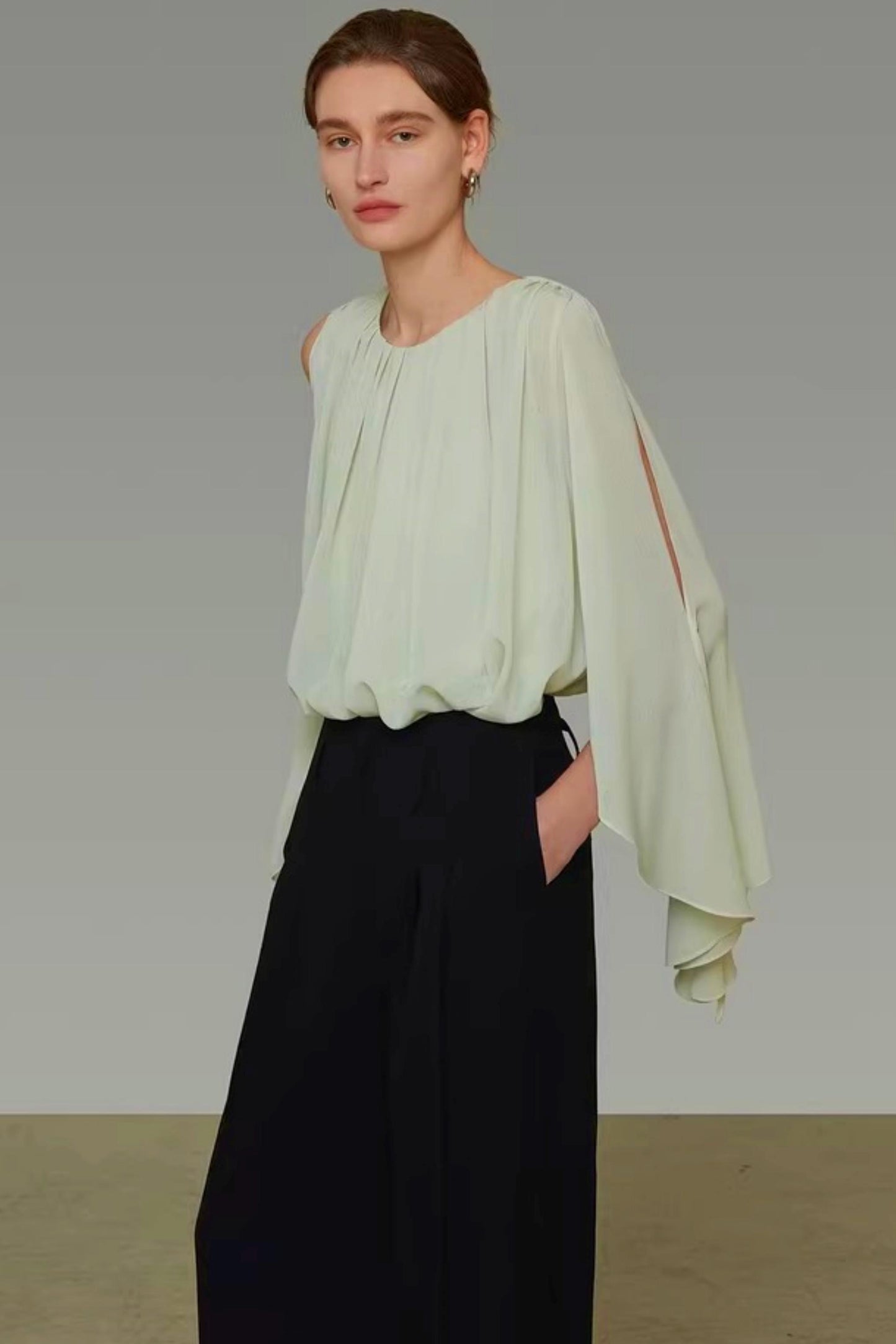 Rundhalsbluse mit Flatterärmeln