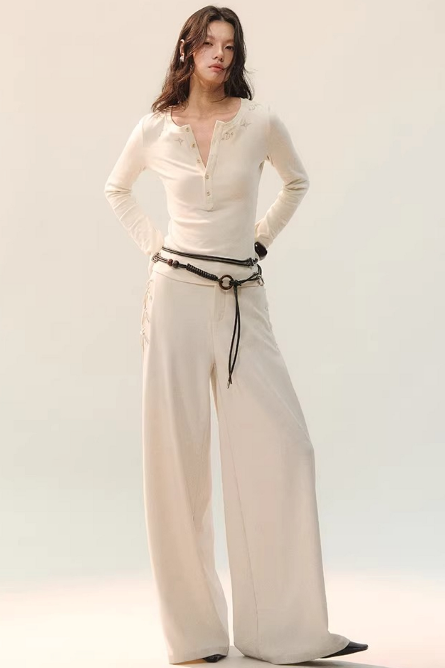 Drapierte Hose mit weitem Bein und seitlicher Schnürung