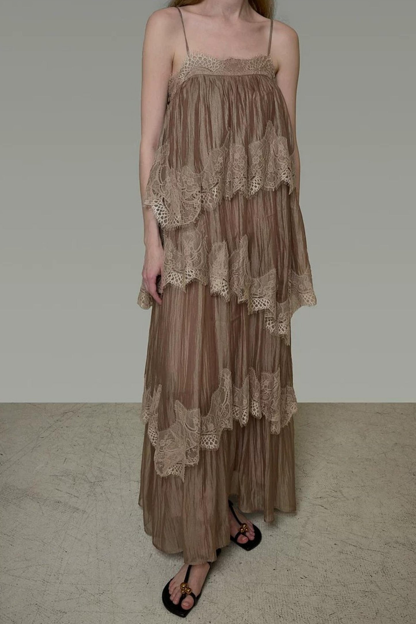 Französisches langes Kleid mit Spitzeneinsätzen