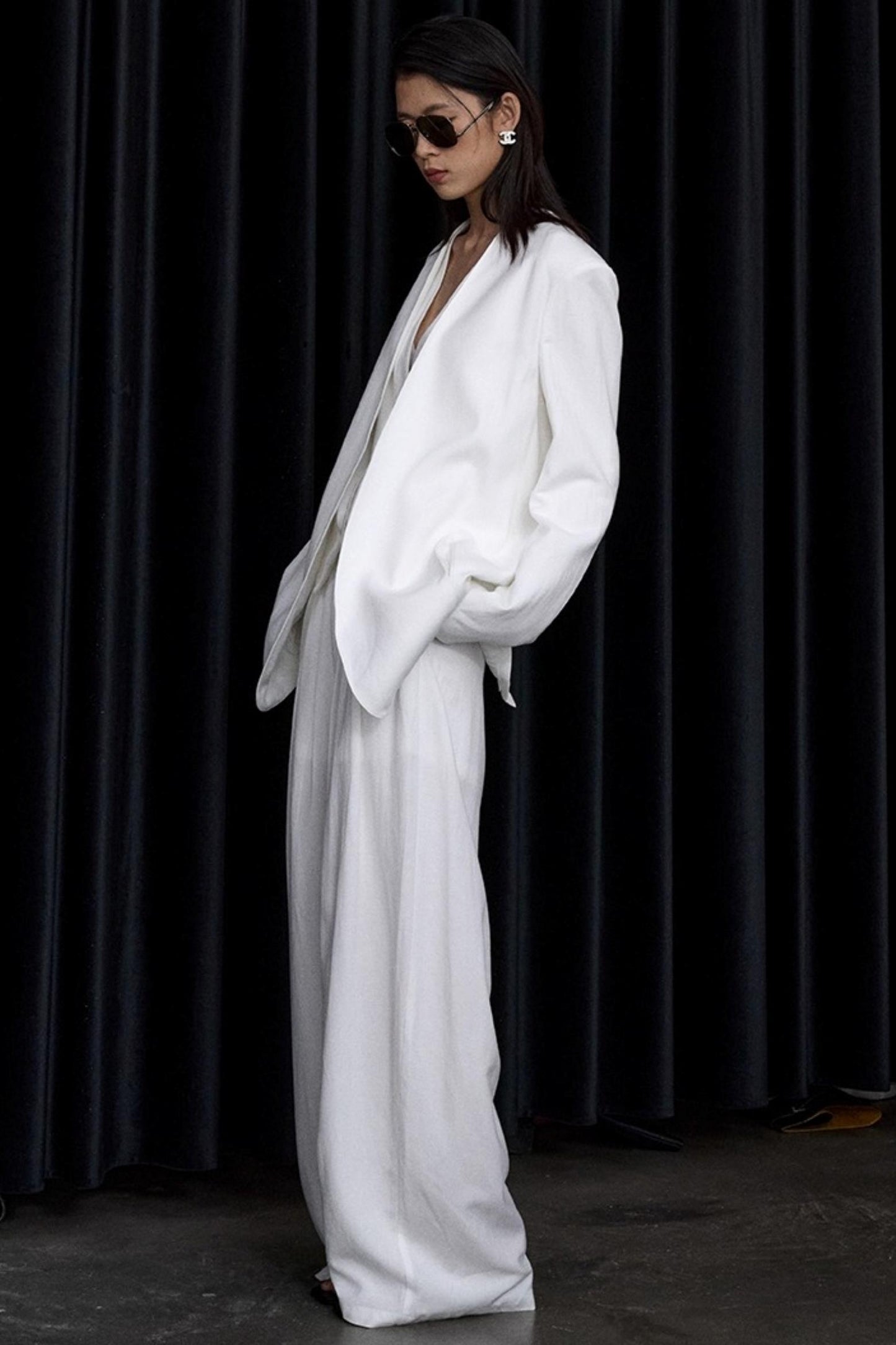 White Collarless V-Neck Loose Suit Set-Up