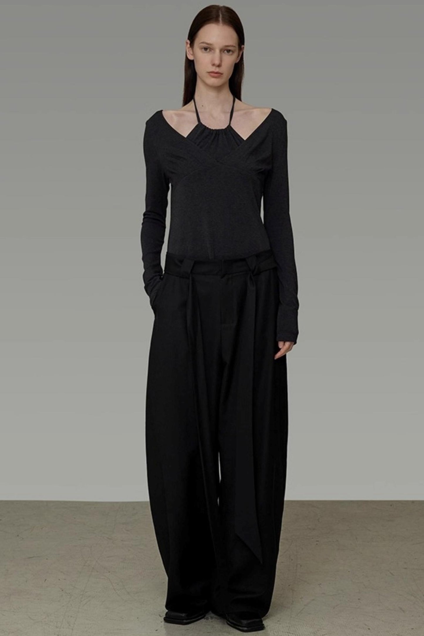Figurbetonende, fallende Hose mit weitem Bein für den Herbst